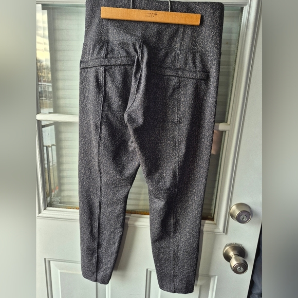 Athleta Women's Delancey Textured Tight Crop Leggings In BlackGray - Picture 2 of 4